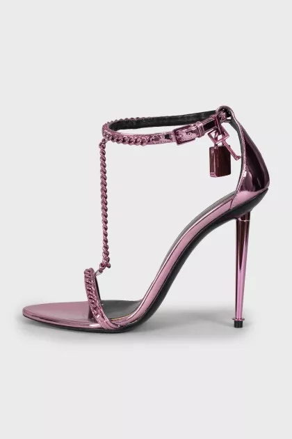 Leather sandals decorated with chain