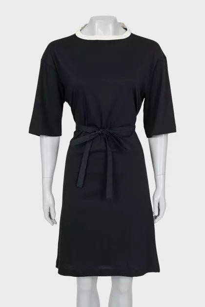 Dress with a cutout on the back