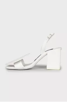 Leather sandals with a stable heel