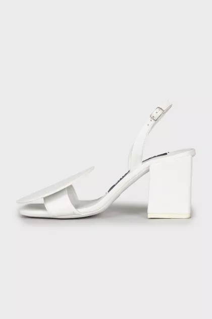 Leather sandals with a stable heel