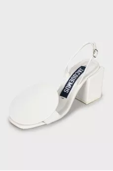 Leather sandals with a stable heel