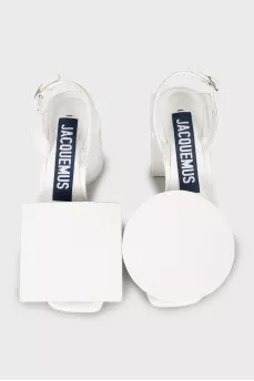 Leather sandals with a stable heel