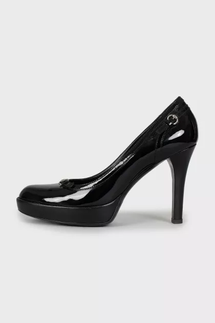 Patent leather shoes in black