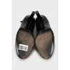 Patent leather shoes in black