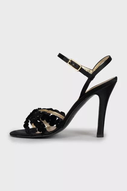 Vintage sandals decorated with flowers