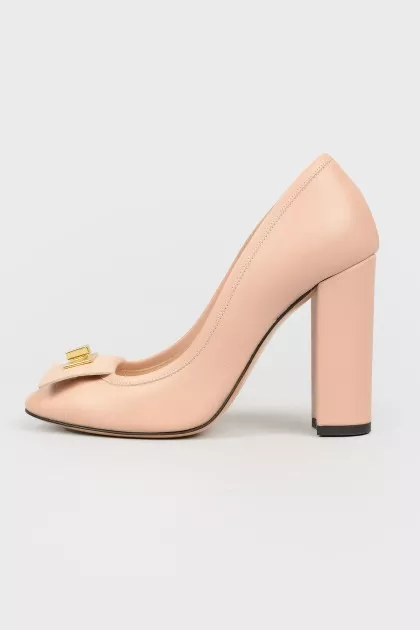 Beige leather shoes with buckle in front