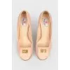 Beige leather shoes with buckle in front