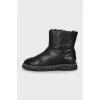 Insulated boots decorated with chain
