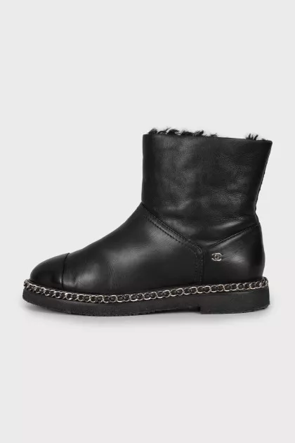 Insulated boots decorated with chain