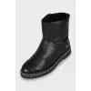 Insulated boots decorated with chain