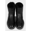 Insulated boots decorated with chain