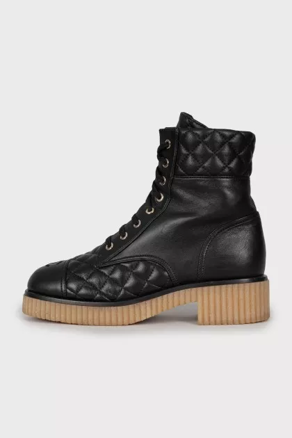 Quilted boots with embroidery on the toe