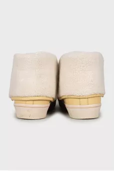 Insulated pink suede boots