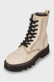 Leather boots with relief seams