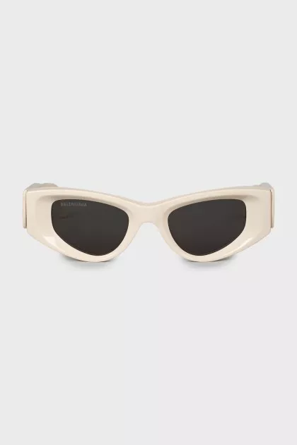 Cat eye sunglasses with tag