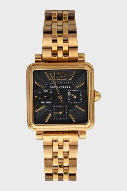 Quartz watch in gold color