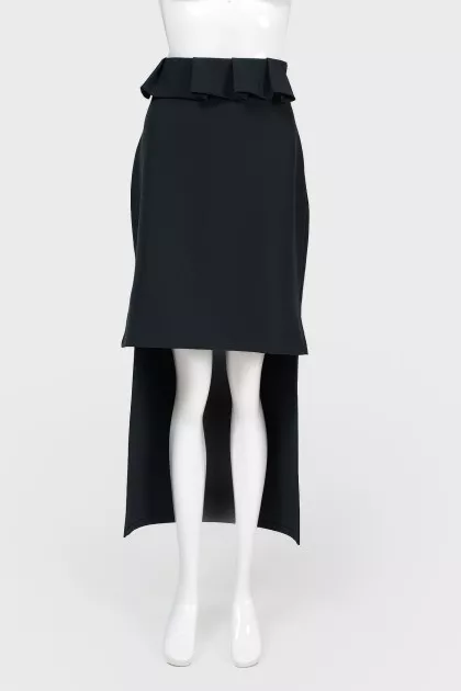 Asymmetric skirt