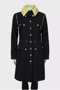 Coat with detachable sleeves
