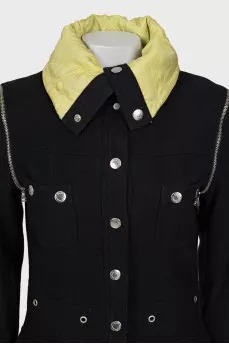Coat with detachable sleeves