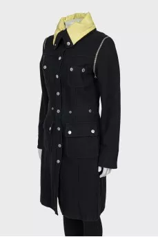 Coat with detachable sleeves