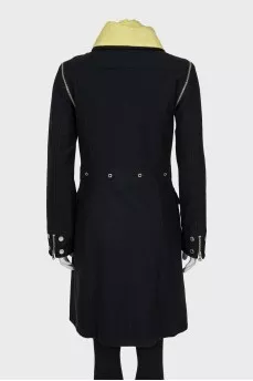 Coat with detachable sleeves