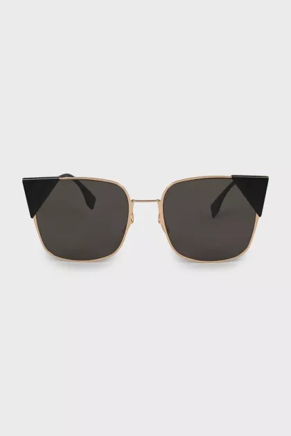 Thin frame sunglasses in gold color