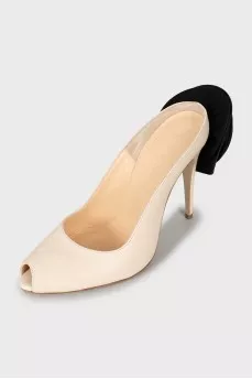 Leather shoes with decorated back