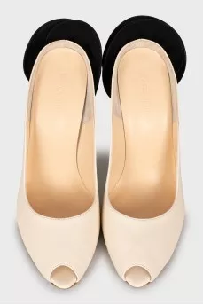 Leather shoes with decorated back