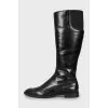 Leather boots with relief seam