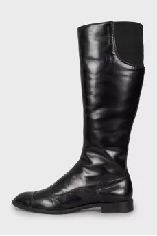 Leather boots with relief seam