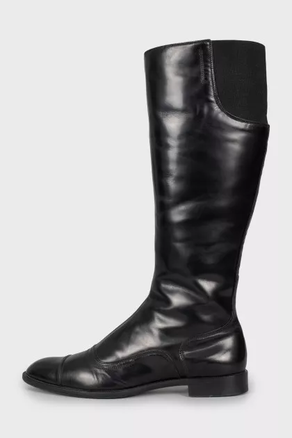Leather boots with relief seam