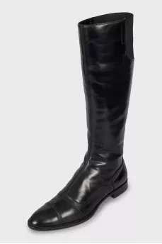 Leather boots with relief seam