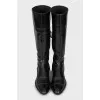Leather boots with relief seam