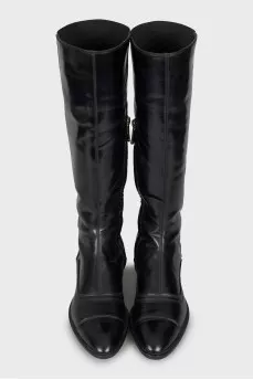 Leather boots with relief seam