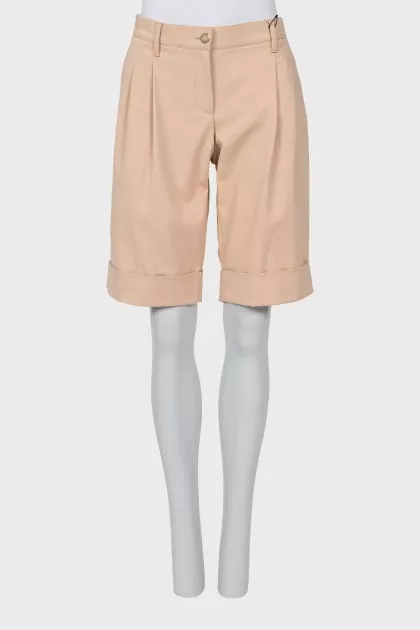 Beige shorts with tag