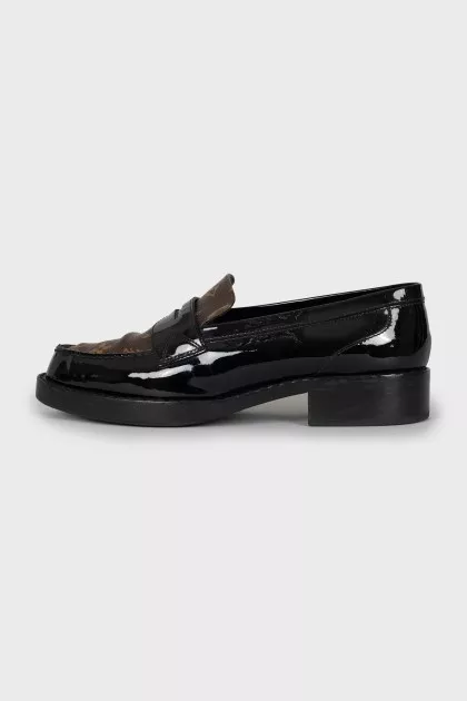 Patent leather loafers with signature print