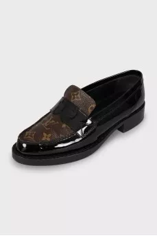 Patent leather loafers with signature print