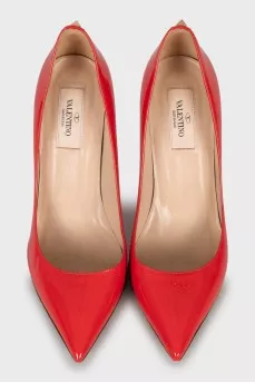 Red patent leather pumps