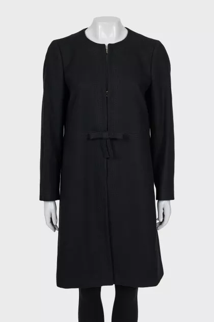 Straight coat decorated with a bow