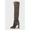 Suede boots decorated with tassel