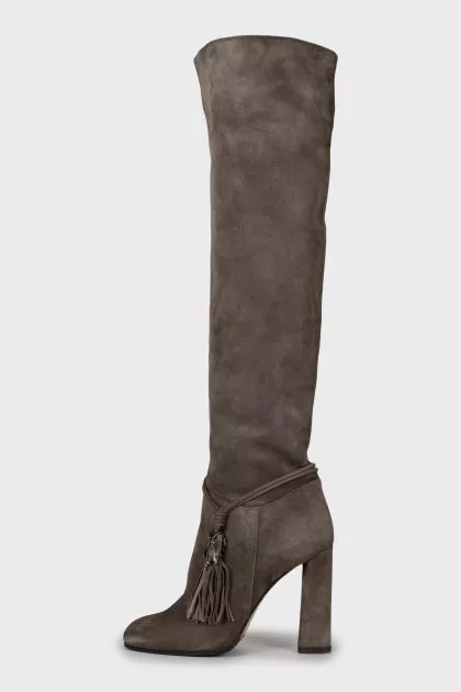 Suede boots decorated with tassel
