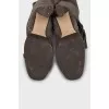 Suede boots decorated with tassel