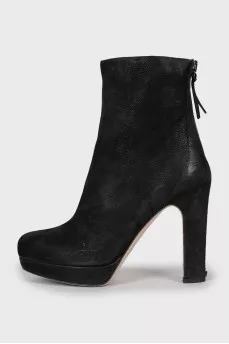 Leather ankle boots with a zip at the back