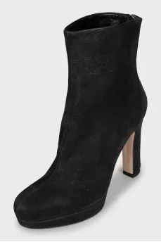 Leather ankle boots with a zip at the back