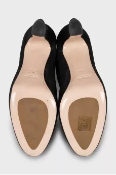 Leather ankle boots with a zip at the back