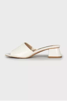 Leather slippers with animal print
