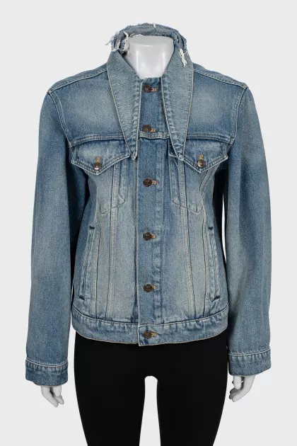 Denim jacket with a pointed collar