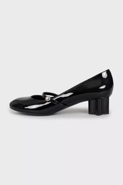 Patent leather shoes with a figured heel