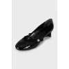 Patent leather shoes with a figured heel