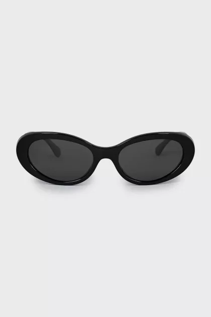 Oval sunglasses with tint